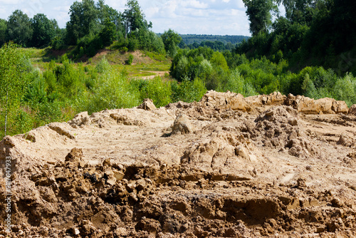 Fotografía Large pile of excavated soil and clay forming a rustic dirt mound at a construct