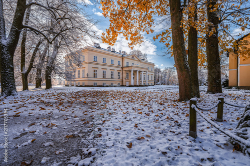 Foto The New Castle in Kostelec nad Orlici surrounded by autumn park with first snow