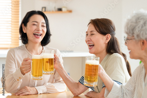 家飲みで楽しく乾杯するシニア女性たち