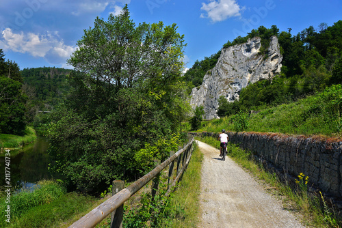 Radfahren auf dem Donauradweg bei Sigmaringen im Naturpark Obere Donau