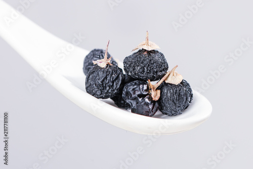 Foto Fresh Wild Qinghai Wolfberry Dried Goji Berries on White Spoon Studio Photograph