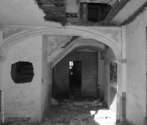 Quadro su tela Interior de casa abandonada y en ruinas, paredes dañadas por el tiempo y techos