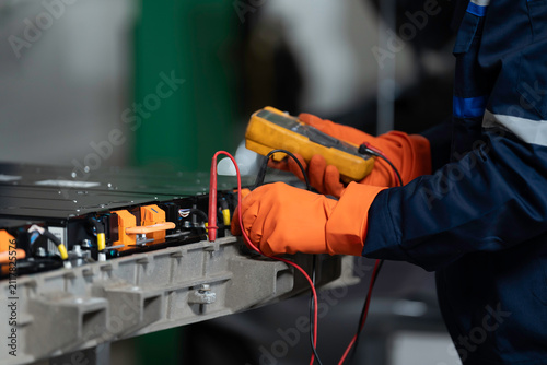 Foto High-voltage battery checks, and maintenance