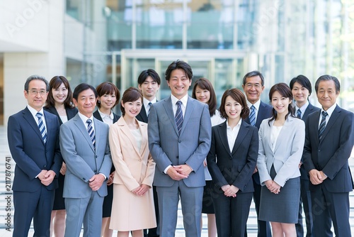 未来を切り拓くプロフェッショナルな日本人ビジネスチーム