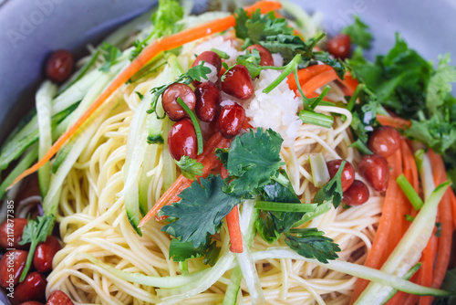 Foto Fresh Chinese Noodle Salad with Vegetables and Cilantro in Traditional Bowl - He