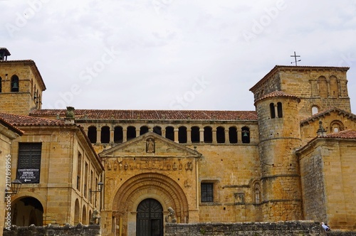 Obraz na płótnie The collegiate church of Santa Juliana, in the Santillana del mar medieval villa