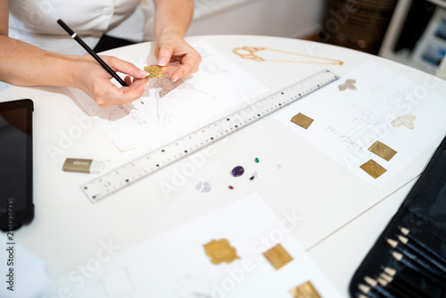 Foto Hands creating custom jewelry, designing handmade crafts and unique accessories