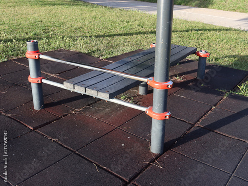 Foto Outdoor calisthenics station with parallel bars and step platform in a public fitness park