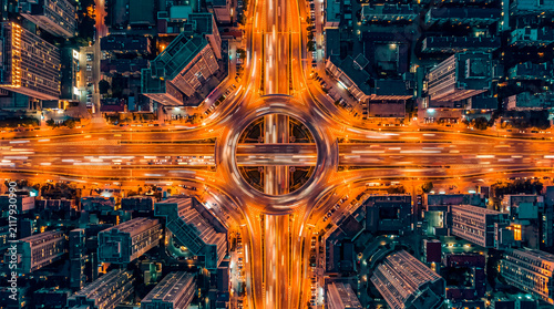 Fotografía Aerial Night View of a Symmetrical Urban Highway Interchange with Light Trails