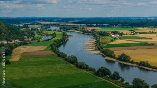 Flusslandschaft mit Feldern und Bäumen in Deutschland