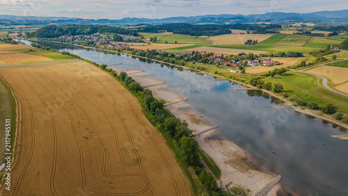Blick auf den Fluss und die Felder in Deutschland während des Tages