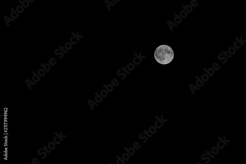 Foto Minimalist Moonscape: Celestial Body on Dark Canvas