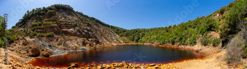 Fotografía Laghetto delle conche red mineral lake featuring iron-rich water in elba island