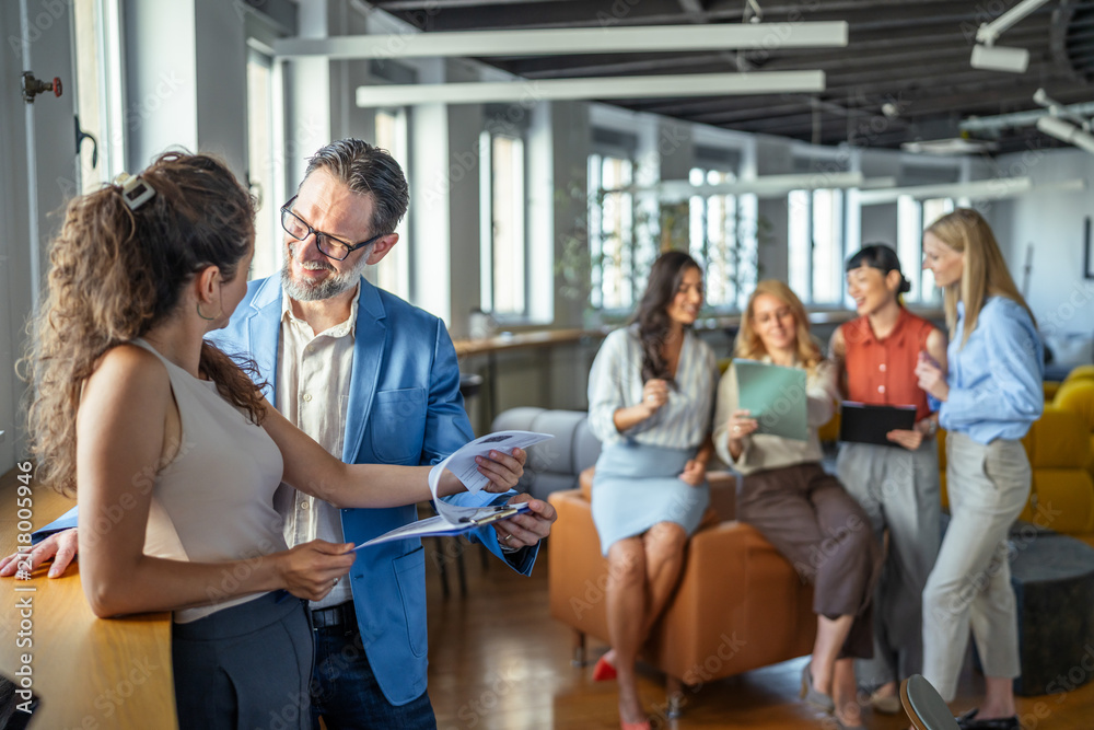 Naklejka premium Business colleagues collaborating on project in modern office