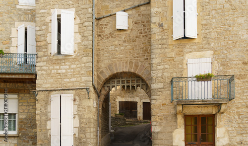 Porte avec herse, village de Séverac-le-Château, Aveyron, France