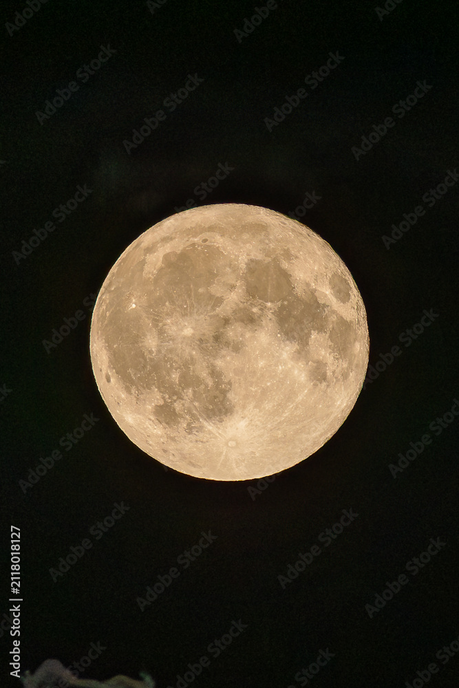 Fototapeta premium Vollmond am Nachthimmel, aufgenommen am 29. Juli 2026. Der Julivollmond wird traditionell als 'Buck Moon' bezeichnet. Oberflächenstrukturen wie Krater und Mare sind deutlich erkennbar.