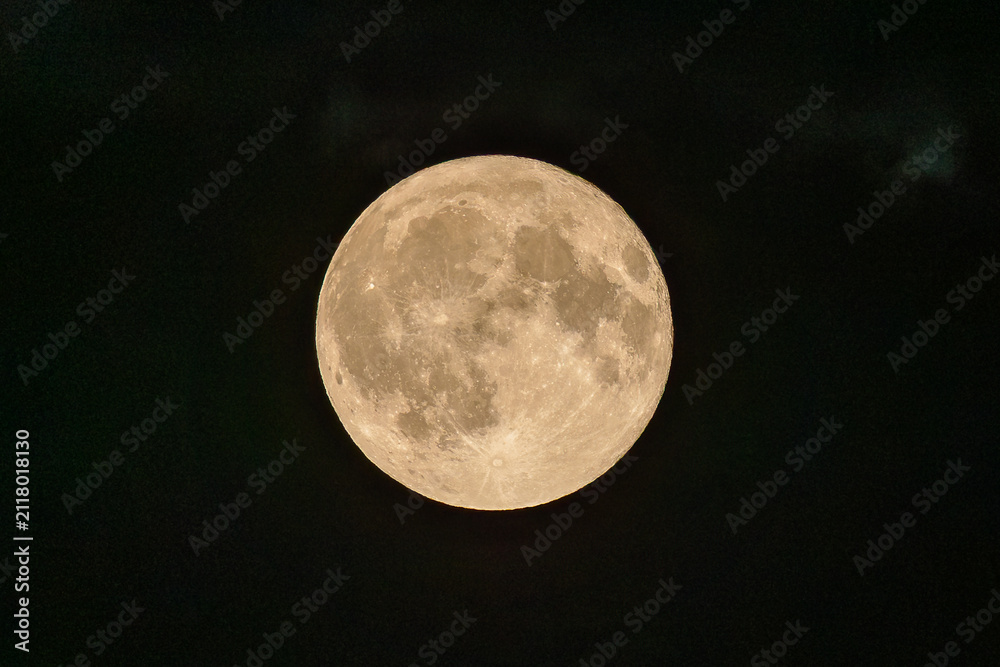 Obraz premium Vollmond am Nachthimmel, aufgenommen am 29. Juli 2026. Der Julivollmond wird traditionell als 'Buck Moon' bezeichnet. Oberflächenstrukturen wie Krater und Mare sind deutlich erkennbar.