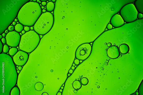 Cuadro en lienzo Green oil and water bubbles abstract liquid pattern