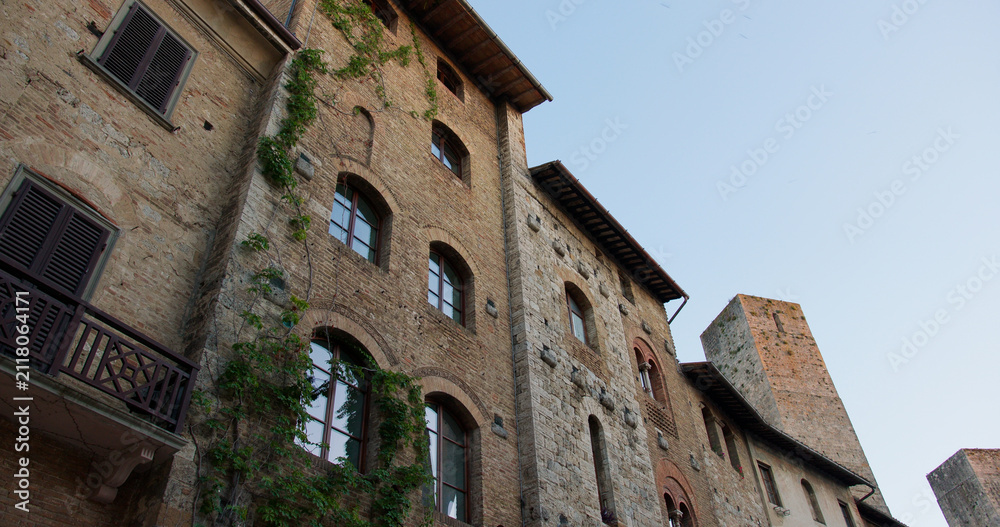 Obraz premium San gimignano medieval architecture with old stone building walls