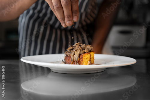 Foto Delicate Hands Crafting a Delicious Dessert With Finesse and Flavor