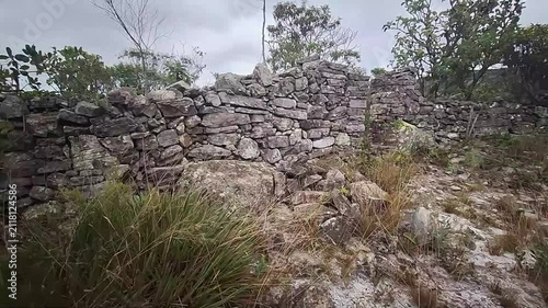 muro de pedra na cidade de Grão Mogol, Estado de Minas Gerais, Brasil