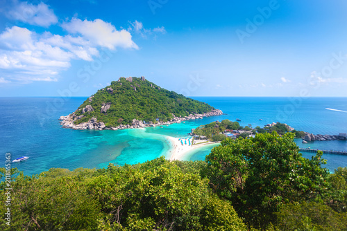 Canvastavla A breathtaking aerial view of Koh Nang Yuan, a stunning island in Thailand, showcasing its iconic sandbar and crystal-clear turquoise waters, in Suratthani, Thailand