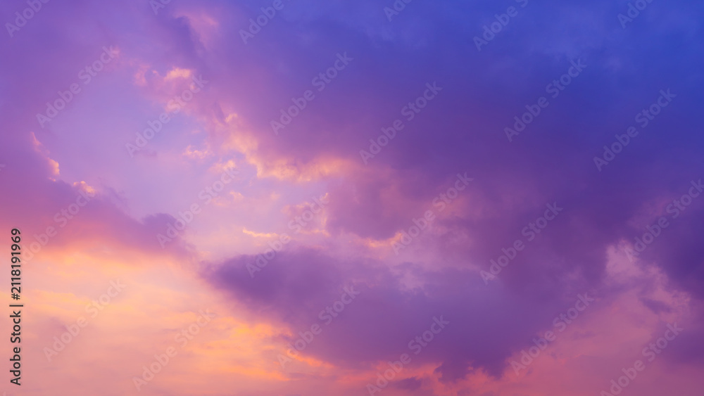 Obraz premium Dramatic sunset sky with purple, violet and pink clouds. Natural background ideal for nature, atmospheric concepts and creative design.