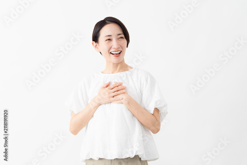 Foto 白いブラウスを着ている女性　ライフスタイルイメージ