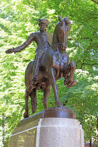 Quadro su tela Paul Revere statue with green trees on the background, Boston