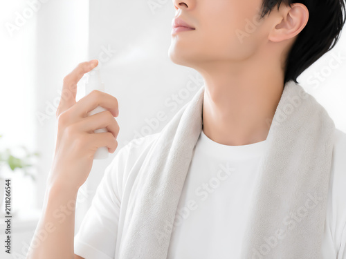 Fototapeta ミストをかける男性 スキンケア