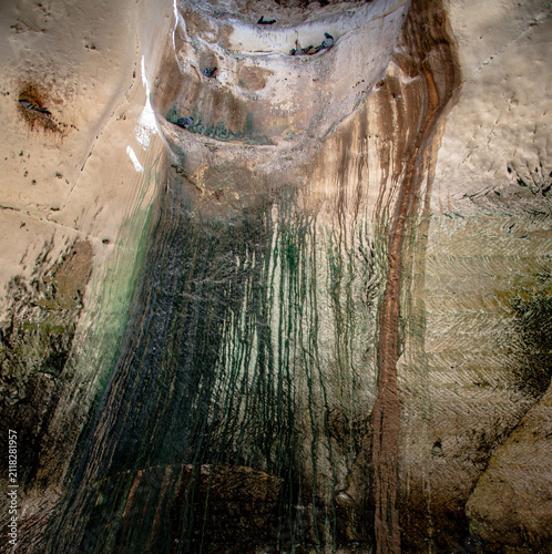 Fotografie Green verdigris adds texture on the walls of a 2,000 year cave in Israel
