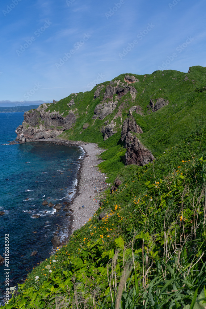 Fototapeta premium 北海道, 神威岬, 宝島, 海, 風景, 自然, 海岸, 晴れ, 青空, 空, 観光地, 日本, 観光, 夏, 岬, 旅行, 波, 水平線, 絶景, コピースペース, 青色, 快晴, 景勝地, 景色, 太平洋, 旅, 名所, 日本海, 海岸線, 空撮, 崖