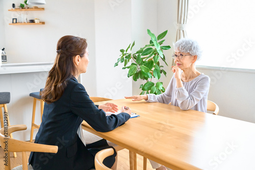 老後の生活の相談をするシニア女性　資産　保険　介護