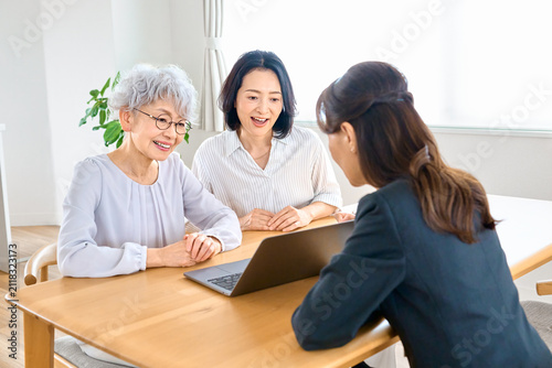 老後の相談をするシニア女性　家族