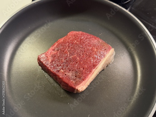 Fototapeta フライパンで焼くステーキ