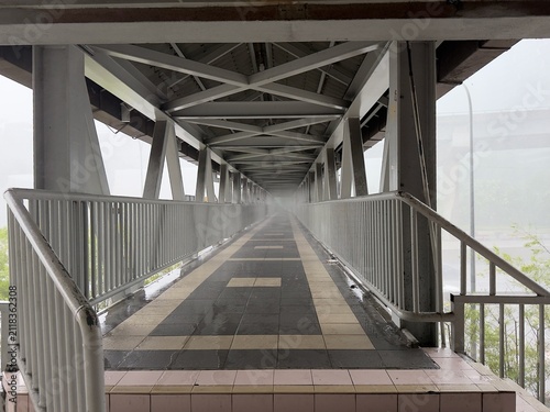 Fototapeta マレーシア・クアラルンプールで出会ったスコールの風景