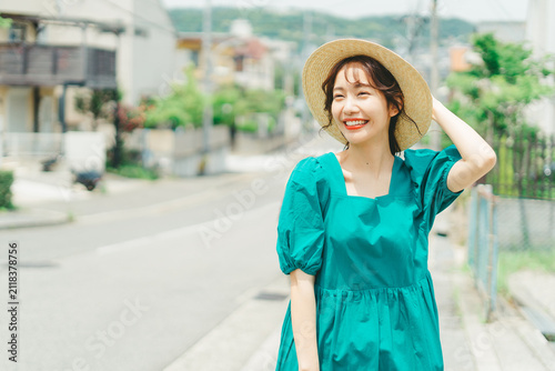 お出掛けする夏服の女性