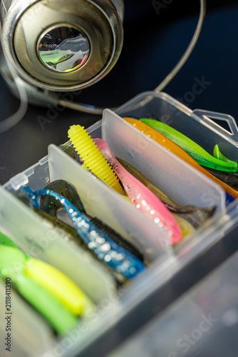 Foto Soft plastic lures in transparent tackle box The Concept of sport fishing gear
