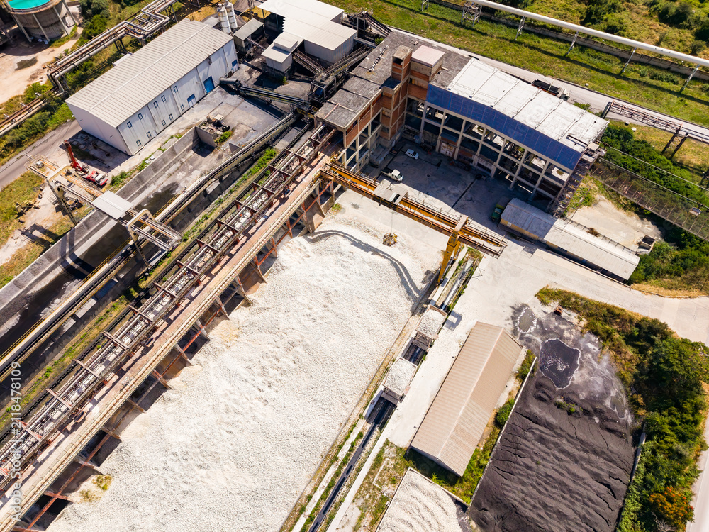 Obraz premium Industrial area with buildings and machinery for processing materials during daytime in a busy location