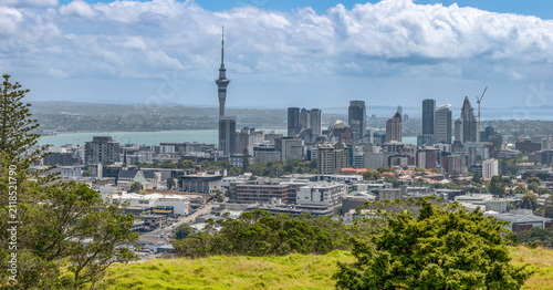 Panoramablick vom Mount Eden auf die Skyline von Auckland CBD mit Sky Tower und Rangitoto Island, Nordinsel, Neuseeland