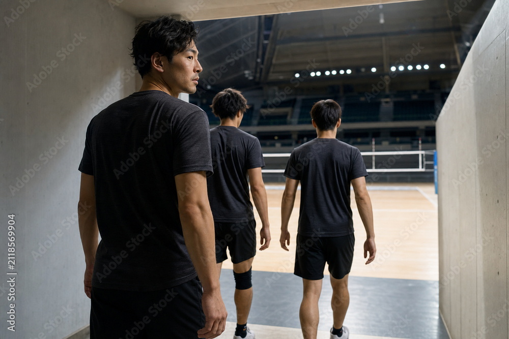 Fototapeta premium 休憩後に明るいコートへ戻る男子バレーボール選手