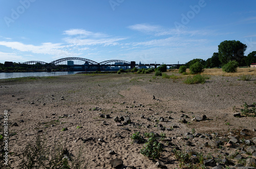 Konstfotografi Trockenes Flussbett des Rheins in Köln mit Südbrücke und den Domspitzen im Hinte