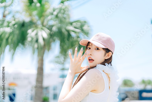 南国を旅する若い女性