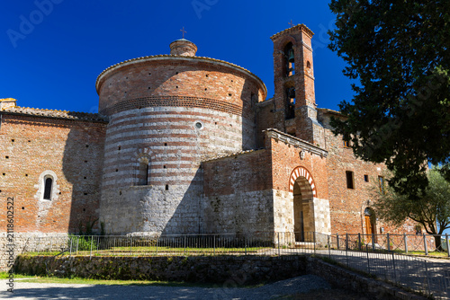 Foto Rotonda di Montesiepi church, Chiusdino, Tuscany, Italy