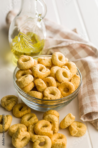 Foto Taralli Italian Crackers With Olive Oil in Bowl On Kitchen Table Rustic Savory S