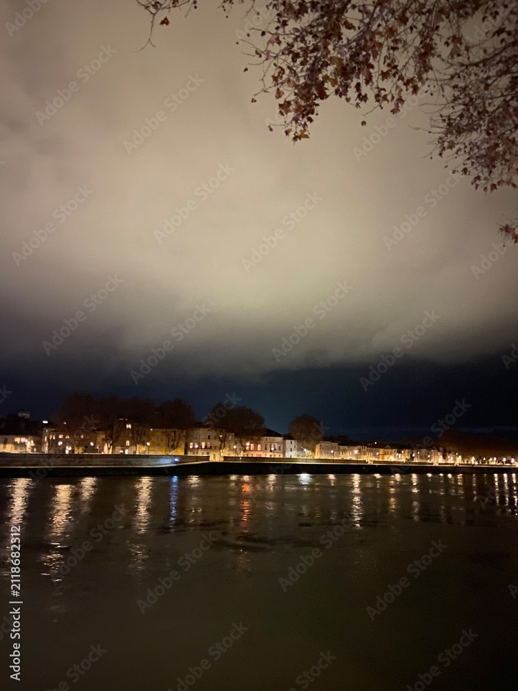 Fototapeta premium Reflets d'un soir à Arles
