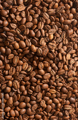 Foto A full square frame of roasted coffee beans creates a rich dark brown texture