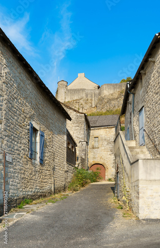 Ruelle dans le village de Séverac-le-Château, en bas de la forteresse, Aveyron, France