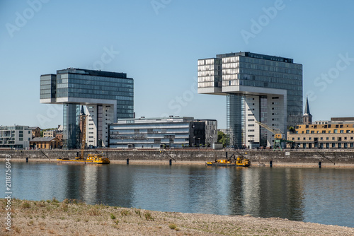 Konstfotografi Moderne Kranhäuser am Rhein während sommerlicher Niedrigwasserperiode – Köln, No
