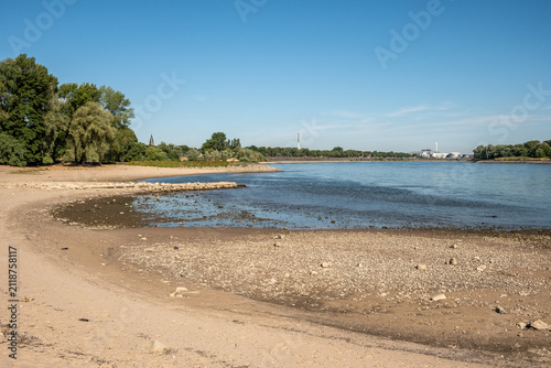 Breite trockene Uferzone des Rheins bei Niedrigwasser in Köln, Köln, Nordrhein-Westfalen, Deutschland